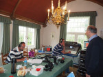 Onze dirigent en klankregisseur luistert het orgelspel uit, Wilbert beheert de techniek, bijgestaan door vader Tim.
